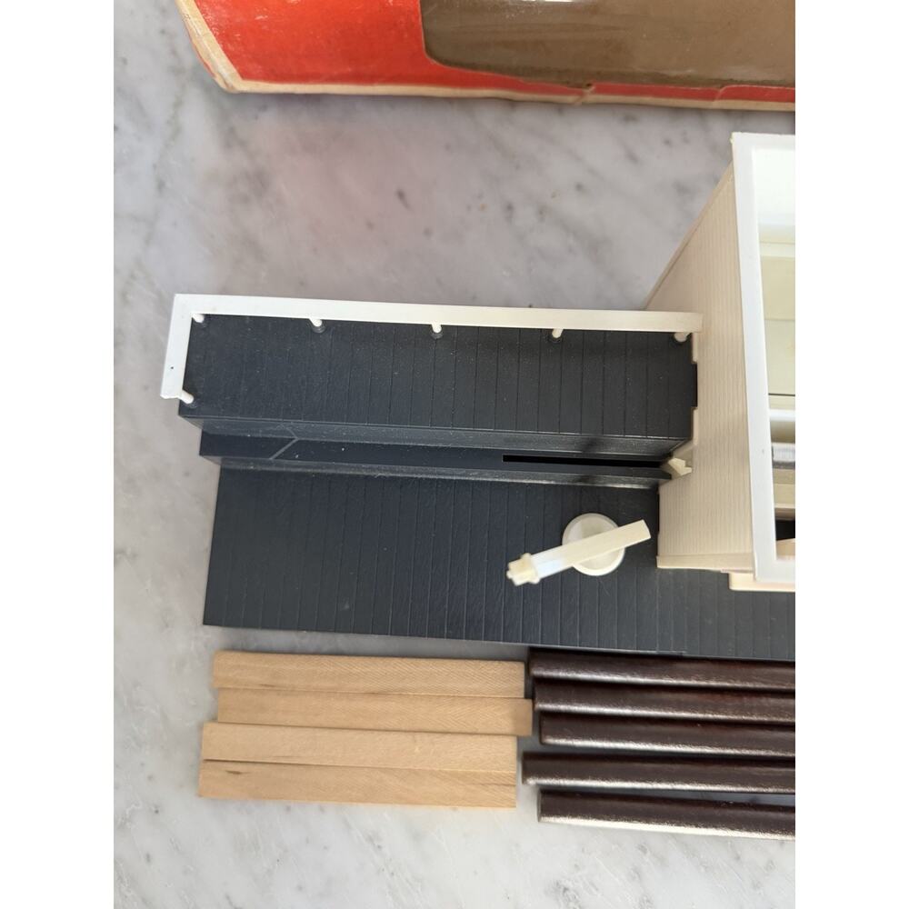 Lionel 6-2301 Operating Sawmill O-Gauge Accessory w/ Original Box, Logs & Boards - Picture 4 of 9